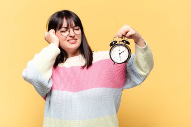 Artı, çalar saati olan güzel bir kadın.