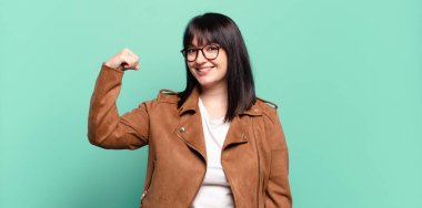 Ayrıca boyunda, güzel bir kadın kendini mutlu, tatmin olmuş ve güçlü hissediyor, kaslı ve formda, spor salonundan sonra güçlü görünüyor.