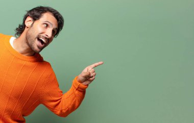 Genç, yakışıklı, etkileyici ve şaşırmış Hintli bir adam.