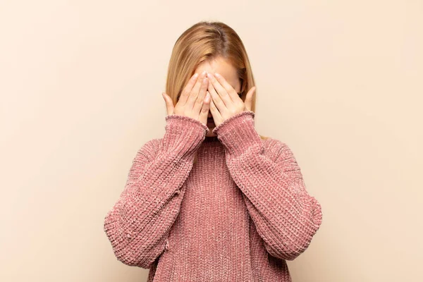 Mladá Blondýnka Cítí Smutná Frustrovaná Nervózní Deprimovaná Zakrývá Obličej Oběma — Stock fotografie