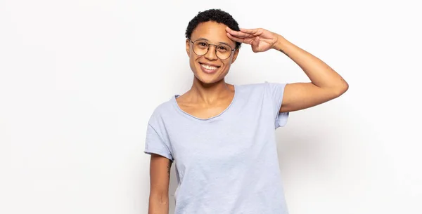 Afro Jovem Negra Cumprimentando Câmera Com Uma Saudação Militar Ato — Fotografia de Stock