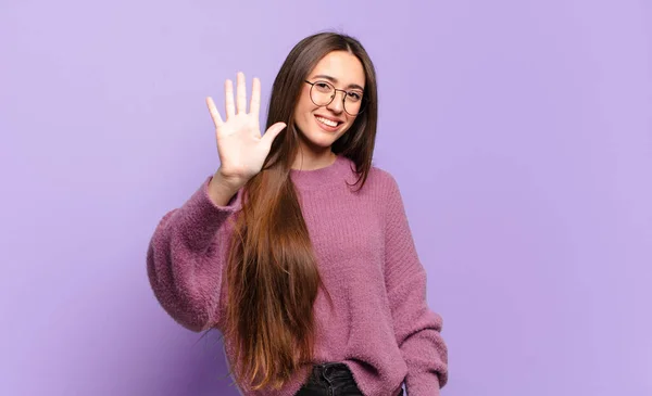 Jovem Muito Casual Mulher Sorrindo Olhando Amigável Mostrando Número Cinco — Fotografia de Stock