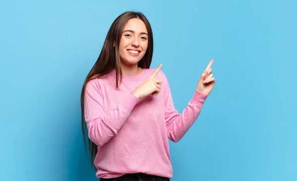 Joven Mujer Bastante Casual Sonriendo Felizmente Apuntando Hacia Lado Hacia — Foto de Stock