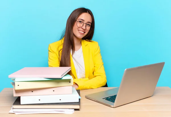 Joven Bonita Mujer Negocios Sonriendo Felizmente Con Una Mano Cadera — Foto de Stock