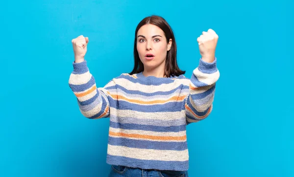 Junge Hübsche Lässige Frau Feiert Einen Unglaublichen Erfolg Wie Eine — Stockfoto