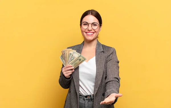 Joven Bonita Mujer Sonriendo Felizmente Con Mirada Amistosa Segura Positiva —  Fotos de Stock