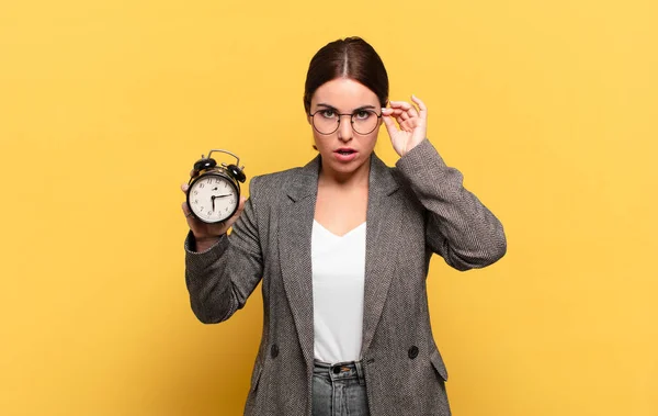 Giovane Bella Donna Guardando Sorpreso Bocca Aperta Scioccato Realizzando Nuovo — Foto Stock