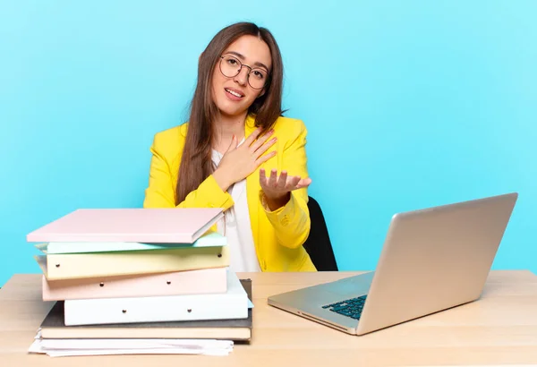 Joven Bonita Mujer Negocios Sintiéndose Feliz Enamorada Sonriendo Con Una — Foto de Stock