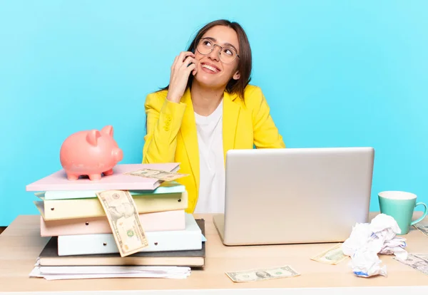 Tty Empresaria Sentada Escritorio Trabajando Con Ordenador Portátil — Foto de Stock