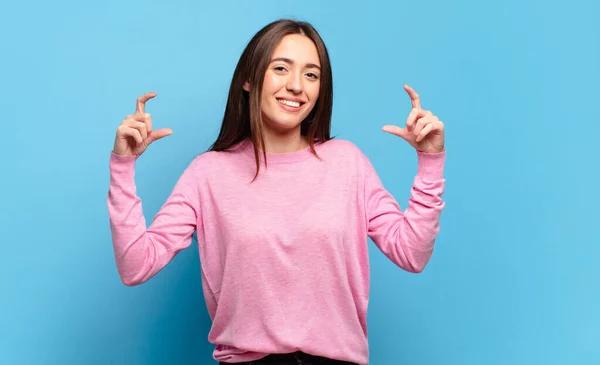 Jovem Mulher Bastante Casual Enquadrando Delinear Próprio Sorriso Com Duas — Fotografia de Stock