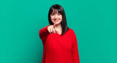 Ayrıca güzel bir kadın kameraya bakıyor. Tatmin olmuş, kendine güvenen, dost canlısı bir gülümsemeyle seni seçiyor.