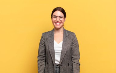 Genç ve güzel bir kadın mutlu ve hoş bir şekilde şaşırmış görünüyor. Büyülenmiş ve şok olmuş bir ifadeyle heyecanlanıyor.