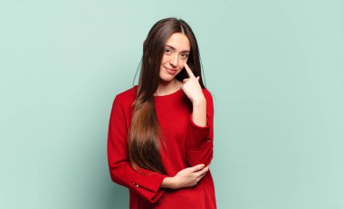 Genç, hoş, sıradan bir kadın sana göz kulak oluyor, güvenmiyor, izliyor, tetikte ve tetikte.