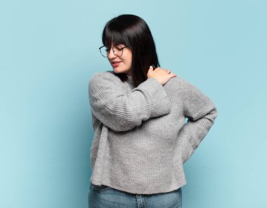 Ayrıca boyunda güzel bir kadın yorgun, stresli, endişeli, hayal kırıklığına uğramış ve depresyonda, sırtı ya da boynu ağrıyan.