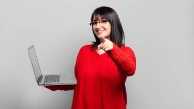 Ayrıca güzel bir kadın kameraya bakıyor. Tatmin olmuş, kendine güvenen, dost canlısı bir gülümsemeyle seni seçiyor.