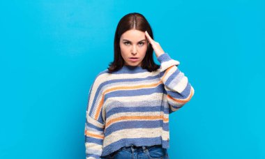 Şaşırmış, ağzı açık, şok olmuş, yeni bir düşünce, fikir ya da konsept keşfeden genç, hoş, sıradan bir kadın.