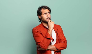 Genç, yakışıklı Hintli adam düşünceli, meraklı ya da hayal kuran, hayal kuran ve uzayı kopyalamak isteyen.