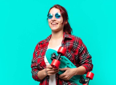 Kaykaylı güzel bir kadın.