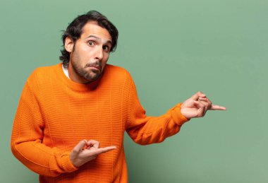 Genç, yakışıklı, etkileyici ve şüpheci Hintli bir adamın fotokopi alanı.