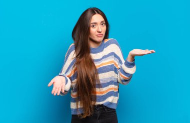 Genç, hoş, sıradan bir kadın kafası karışık ve kafası karışık. Doğru cevap ya da karardan emin değil. Bir seçim yapmaya çalışıyor.