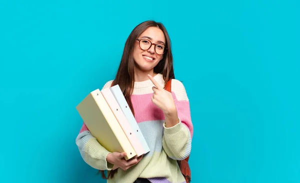 Joven Bonita Mujer Sonriendo Alegremente Sintiéndose Feliz Señalando Hacia Lado —  Fotos de Stock