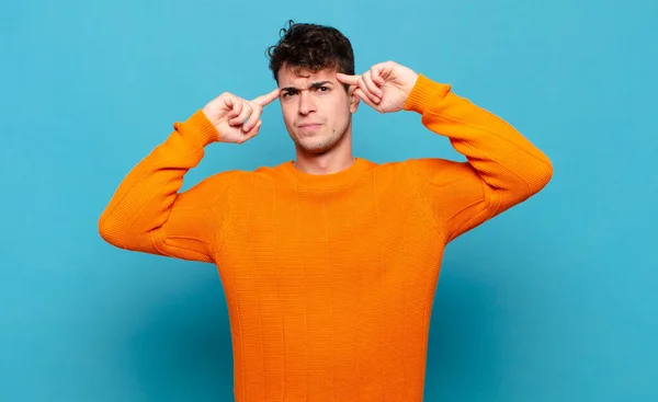 Joven Con Una Mirada Seria Concentrada Lluvia Ideas Pensando Problema — Foto de Stock