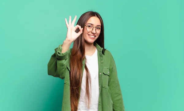 Jong Vrij Casual Vrouw Zich Gelukkig Ontspannen Tevreden Voelen Het — Stockfoto