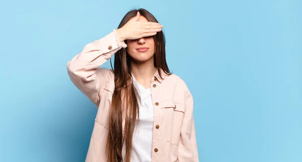 Junge Hübsche Frau Die Mit Einer Hand Die Augen Bedeckt — Stockfoto