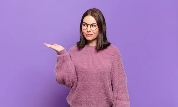 Ung Ganska Avslappnad Kvinna Känner Sig Glad Och Ler Nonchalant — Stockfoto