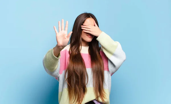 Junge Hübsche Frau Die Das Gesicht Mit Der Hand Bedeckt — Stockfoto