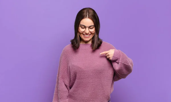 Jovem Mulher Bastante Casual Sorrindo Alegre Casualmente Olhando Para Baixo — Fotografia de Stock