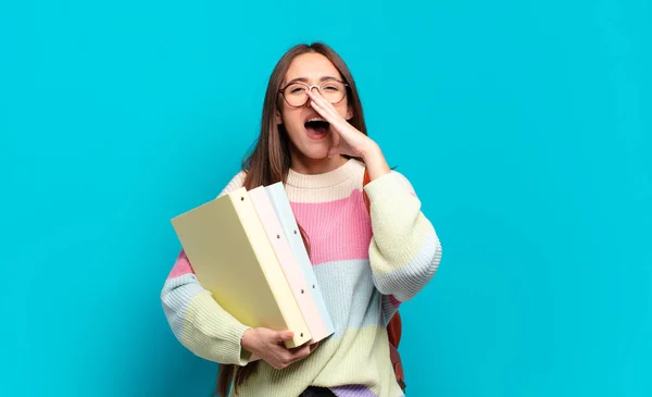 Joven Bonita Mujer Sintiéndose Feliz Emocionado Positivo Dando Gran Grito —  Fotos de Stock