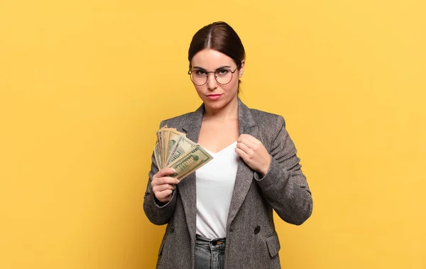 Junge Hübsche Frau Die Arrogant Erfolgreich Positiv Und Stolz Wirkt — Stockfoto