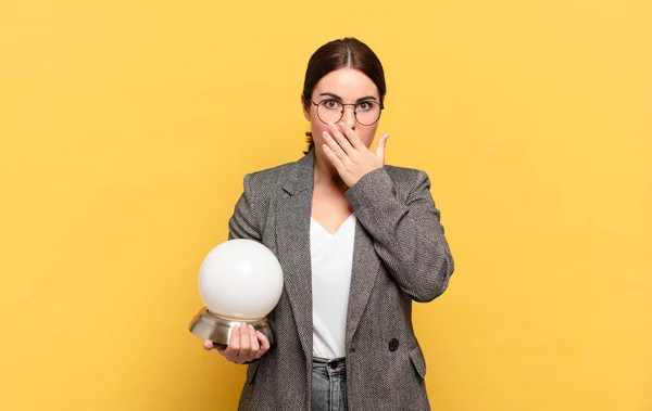 Junge Hübsche Frau Bedeckt Mund Mit Händen Mit Einem Schockierten — Stockfoto