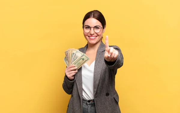 Jovem Bonita Mulher Sorrindo Orgulhosamente Confiantemente Fazendo Número Pose Triunfante — Fotografia de Stock