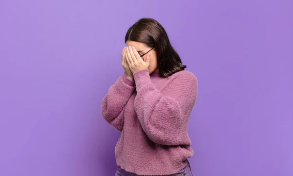 Jeune Jolie Femme Décontractée Couvrant Les Yeux Avec Les Mains — Photo