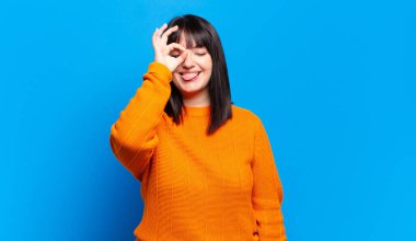 Artı, güzel bir kadın mutlu bir şekilde gülümsüyor, şaka yapıyor ve gözetleme deliğinden bakıyor, sırları gözetliyor.