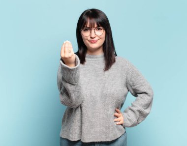 Artı boyut olarak güzel bir kadın kapiş ya da para yapıyor, borçlarını ödemeni söylüyor.!