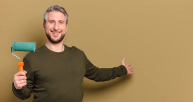 Patenli boya dekorasyonu konsepti olan orta yaşlı bir adam.