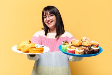 Artı pastalı güzel bir kadın.