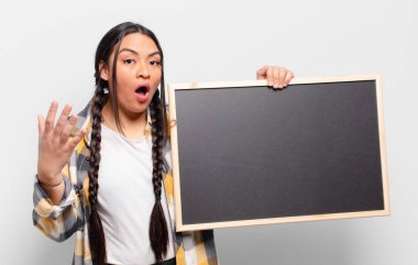 İspanyol kadın ağzı açık ve şaşırmış, şok olmuş ve hayrete düşmüş inanılmaz bir sürprizle