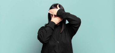 Artı, iki eliyle yüzünü örten güzel bir kadın kameraya hayır diyor! Resimler reddediliyor ya da yasaklanıyor