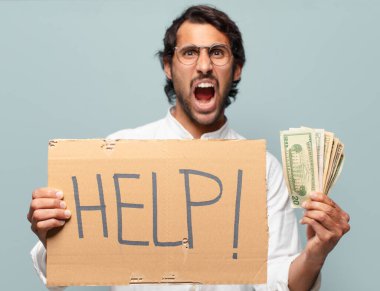 Faturaları olan ve pankarta yardım eden genç, yakışıklı Hintli işadamı. kriz kavramı