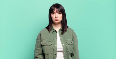 Artı boyut olarak güzel bir kadın üzgün ve sızlanıyor mutsuz bir bakışla, negatif ve hayal kırıklığına uğramış bir tavırla ağlıyor.