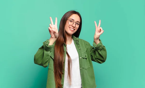 Jong Vrij Casual Vrouw Glimlachen Kijken Gelukkig Vriendelijk Tevreden Gebaren — Stockfoto