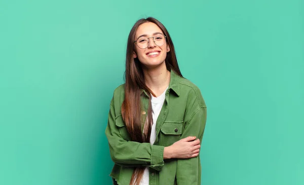 Jong Vrij Casual Vrouw Lachen Verlegen Vrolijk Met Een Vriendelijke — Stockfoto