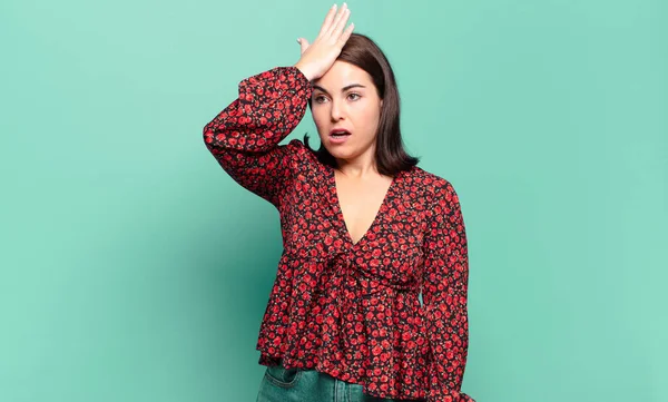 Young Pretty Casual Woman Raising Palm Forehead Thinking Oops Making — Stockfoto