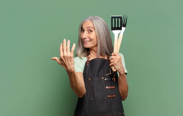 Gray Hair Pretty Barbecue Chef Woman — Stock Photo, Image