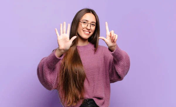 Jong Vrij Casual Vrouw Glimlachen Kijken Vriendelijk Tonen Nummer Zeven — Stockfoto