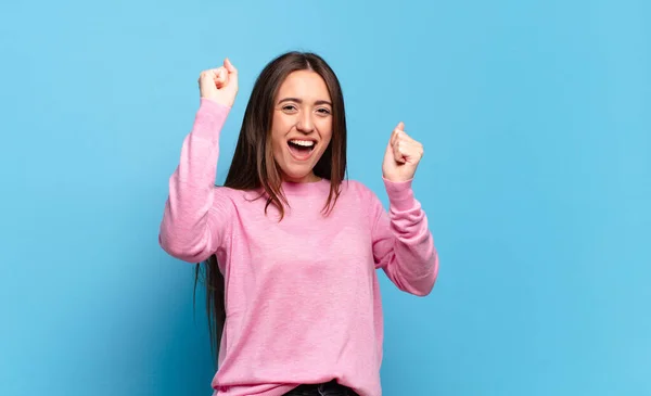 Joven Mujer Bastante Casual Gritando Triunfalmente Pareciendo Emocionada Feliz Sorprendida —  Fotos de Stock